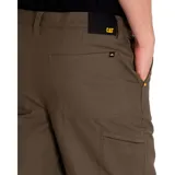 Short de gabardina color verde oliva, con cierre de cremallera y botón, bolsillos laterales y traseros, y etiqueta de marca en el bolsillo posterior.