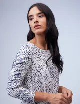 Blusa Zac & Rachel de gasa estampada en blanco y azul, con cintura elastizada y frunces. Mangas 3/4 fruncidas.
