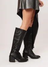 Bota de caña alta negra de cuero con taco cuadrado.