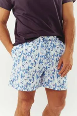 Short de baño azul con franjas horizontales en celeste y azul claro. Cuenta con cintura elástica ajustable con cordón, dos bolsillos laterales y uno trasero.