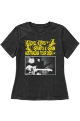 Baby tee gris oscuro con efecto gastado, corte ajustado y corto, con estampado frontal alusivo a una gira musical en tonos amarillos y blancos.