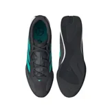 Championes urbanos Adidas Feroza Base, diseño inspirado en el automovilismo con la colaboración de Mercedes-AMG Petronas. Presentan una base negra con las icónicas tres tiras de Adidas en color turquesa, detalles en gris y suela blanca. Incluyen el logo de Mercedes-AMG en el talón.