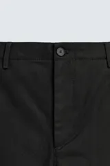 Pantalón de corte balloon fit, confeccionado en una mezcla de lyocell y algodón. Presenta bolsillos frontales, bolsillos traseros de vivo y cierre frontal con cremallera y botón.