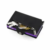 Billetera Baleine Kansas Zipper color negro con tarjetero interior de aluminio en tono violeta. Cuenta con cierre de solapa con broche y diseño compacto.