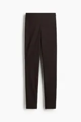 Pantalón de tiro alto color marrón, de corte ajustado, con cintura elástica y cierre oculto en el bajo.