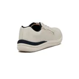 Championes casuales de color blanco con cierre lateral funcional y cordones al tono. Presenta detalles en azul marino en el cuello y en la parte trasera de la suela.