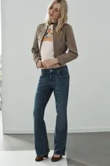 Camiseta de algodón color crudo con cuello redondo y ribetes en contraste color marrón. Estampado frontal de los personajes de The Muppets ©Disney.