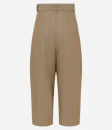Pantalón carrot de cintura alta y corte holgado en caderas con diseño entallado en los tobillos. Confeccionado en mezcla de algodón, viscosa y lino, con pinzas delanteras.