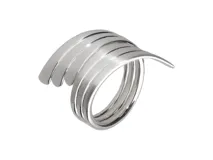 Anillo de plata 925 con diseño envolvente y terminación satinada. Talle 14 adaptable.