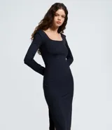 Vestido midi de microfibra color marrón, con escote cuadrado, manga larga y corte ajustado al cuerpo. Presenta una abertura lateral en la falda.