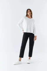 Pantalón de jean azul de corte recto, tiro medio y largo a la pantorrilla.