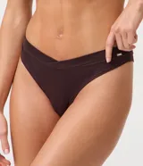 Pack de dos bombachas tipo bikini Lov, confeccionadas en algodón y elastano. Incluye una bombacha color beige y otra marrón oscuro, con diseño de cintura cruzada y tira lateral mediana.