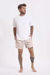 Remera negra de manga corta y cuello redondo, de corte holgado.