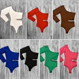 Body de microfibra con un hombro descubierto, manga larga y abertura en la cintura.