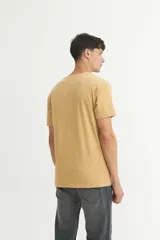 Remera básica color blanco de corte clásico y mangas cortas.