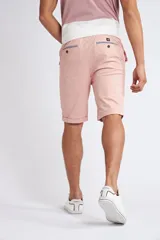 Bermuda tipo chino de gabardina, con cierre y botón frontal, bolsillos laterales y traseros, y dobladillo en el ruedo.