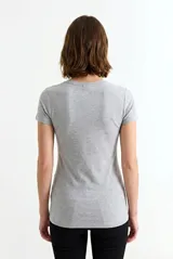 Remera de cuello redondo y manga corta, con diseño básico y ajuste entallado.