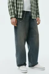 Jean de corte baggy en denim de algodón rígido, color azul con efecto deslavado y acabado vintage. Diseño de cinco bolsillos, tiro bajo y piernas amplias redondeadas.