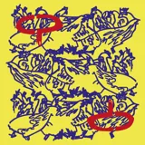 Pañuelo cuadrado con diseño gráfico artístico que presenta un estampado de aves en trazos de color azul sobre un fondo amarillo vibrante, con detalles en rojo.