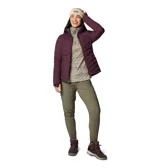 Campera Columbia Joy Peak II con tecnología Omni-Heat Infinity, aislamiento sintético Thermator y acabado repelente Omni-Shield. Presenta diseño acolchado, cuello alto forrado en felpa, cierre frontal completo, bolsillos laterales con cierre y puños con orificio para pulgar.
