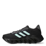 Championes Adidas Switch Run, color negro con detalles en gris, celeste y rosa.