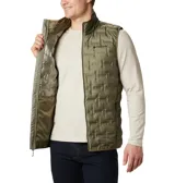Chaleco acolchado Columbia de color verde oliva, con diseño de celdas selladas térmicamente, cierre frontal completo, cuello alto con protector de mentón y bolsillos laterales con cremallera.