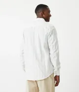 Camisa de corte comfort confeccionada en algodón texturizado con diseño de rayas horizontales finas. Presenta cuello camisero, manga larga con puños abotonados y cierre frontal con botones.