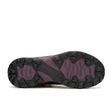 Bota de trekking Merrell modelo Speed Strike 2 Mid, diseñada para senderismo con membrana impermeable. Presenta una combinación de malla y cuero sintético en color negro con detalles en violeta, suela de goma con tracción duradera y cierre mediante cordones.