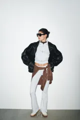 Pantalón de tiro alto color marrón, con cintura elástica y bajo acampanado (flare).