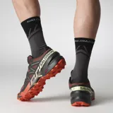 Calzado de trekking Salomon modelo Speedcross 6, en tonos gris y verde claro, diseñadas para trail running con suela de gran tracción y cordones de ajuste rápido.