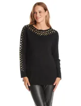Buzo de punto negro con cuello redondo, manga larga y detalle de tachas metálicas doradas en el escote y a lo largo de la manga derecha.