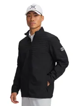 Campera deportiva Under Armour con cierre frontal completo, cuello alto y diseño híbrido. Presenta paneles acolchados en el pecho y la parte superior de la espalda para mayor calidez, combinados con mangas y laterales de tejido elástico. Incluye bolsillos laterales con cierre y logo de la marca en la manga.