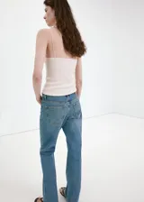 Top color marfil de corte slim y tirantes finos, con detalle de encaje en el escote en pico.