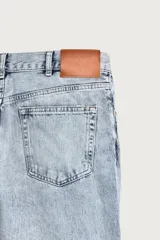 Jeans flare fit de tiro medio, confeccionados en denim de algodón color azul con efecto deslavado. Diseño ajustado en la parte superior y abierto en campana desde la rodilla, con cinco bolsillos y cierre frontal con cremallera y botón.