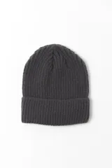 Gorro de punto acanalado en color gris, con diseño clásico de doblez en el borde.