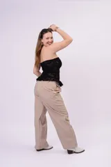 Top strapless de encaje color marrón con diseño floral y corte ajustado al cuerpo.