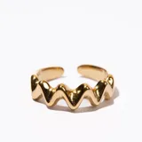 Anillo dorado con diseño ondulado.