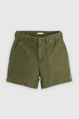 Short de gabardina color verde militar, con bolsillos frontales tipo parche y trabillas para cinturón.