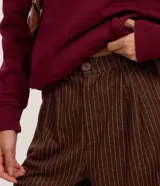 Pantalón wide leg de algodón con rayas verticales finas color marrón.