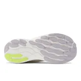 Championes New Balance para dama, modelo 1080 V13, color blanco con detalles en gris y amarillo, ideales para running.