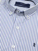 Camisa de hombre de corte clásico con diseño de rayas verticales, cuello con botones y logo bordado en el pecho. Confeccionada en algodón.