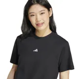 Remera negra de Adidas con logo pequeño en el centro del pecho.