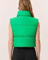 Chaleco puffer de corte cropped y diseño acolchado, con cuello alto y cierre frontal completo. Presenta un acabado liso en color marrón oscuro.