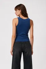 Musculosa de algodón azul con diseño de canalé, cuello redondo y tirantes anchos, ajustada al cuerpo.