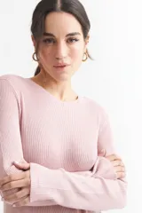 Vestido tejido azul marino de corte a la rodilla, con cuello redondo y mangas largas.