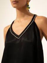 Top negro de viscosa sin mangas, con breteles finos y apliques de strass en breteles y escote.