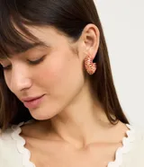 Aros tipo argolla mediana, confeccionados con estructura metálica revestida en cordón tejido multicolor con tonos rosados, naranjas y detalles dorados.