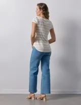 Remera de modal color crudo con rayas horizontales color beige, cuello redondo y mangas cortas.