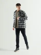 Sobrecamisa de franela a cuadros azul, verde y blanco, con forro de corderito blanco, cuello clásico, cierre frontal con botones, mangas largas y dos bolsillos con solapa abotonada en el pecho.