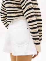 Short de jean blanco de tiro alto y corte acampanado.